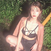 岸明日香、大人っぽい「ちぇくちー」な姿が大好評！　グラビア界最高峰の究極ボディに熱視線