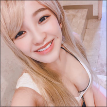 天木じゅん、金髪ギャルに変身！　ルーズソックスの爆乳女子校生姿が「攻撃力ハンパない」と話題に