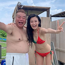 小島瑠璃子、大胆ビキニ姿で「オヤジ殺し」ぶりを発揮！　積極的スキンシップで出川哲朗を圧倒