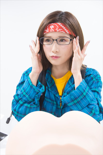 小島みなみ、オタクになる! 絶倫女子校生キャラを三次元した爆尻オナホールをオタクリポ!!の画像4