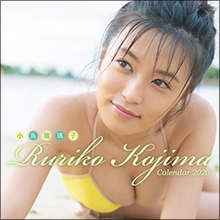 小島瑠璃子、季節外れのビキニ姿で深すぎる谷間！　こぼれ落ちそうな豊満バストにファンの視線集中