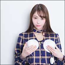 新名あみん、話題のチクニーグッズにテンショ激上げ! インタビュー中に思わず「今すぐ使いたい」宣言