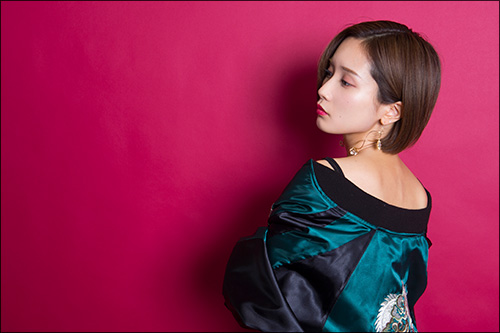 「不倫するくらいならコレ使え！」こじみな的オナホを小島みなみが谷間と共に爆アピール！　先端刺激型のポータブルオナホの画像17