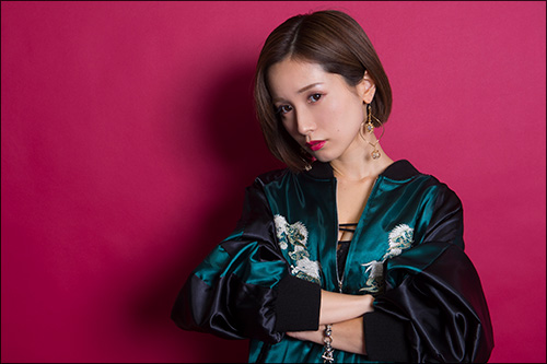 「不倫するくらいならコレ使え！」こじみな的オナホを小島みなみが谷間と共に爆アピール！　先端刺激型のポータブルオナホの画像18