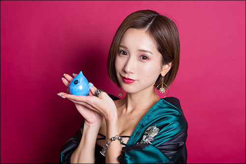 「不倫するくらいならコレ使え！」こじみな的オナホを小島みなみが谷間と共に爆アピール！　先端刺激型のポータブルオナホの画像7