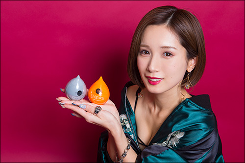 「不倫するくらいならコレ使え！」こじみな的オナホを小島みなみが谷間と共に爆アピール！　先端刺激型のポータブルオナホの画像16