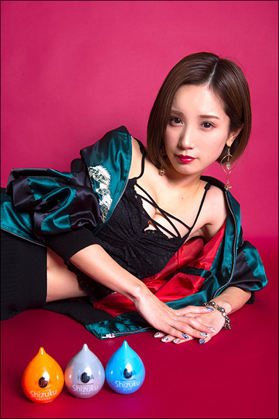 「不倫するくらいならコレ使え！」こじみな的オナホを小島みなみが谷間と共に爆アピール！　先端刺激型のポータブルオナホの画像12