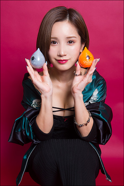 「不倫するくらいならコレ使え！」こじみな的オナホを小島みなみが谷間と共に爆アピール！　先端刺激型のポータブルオナホの画像8