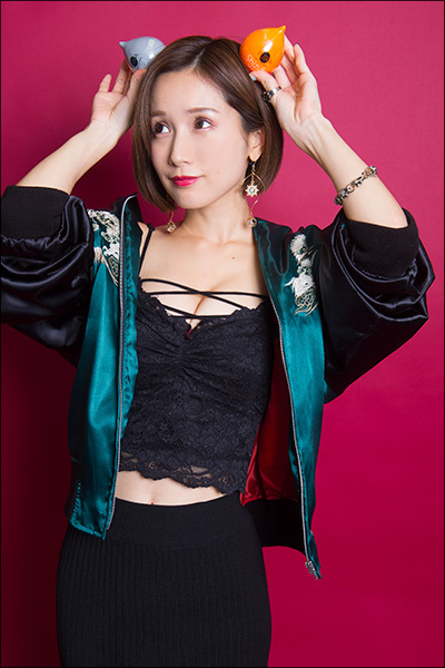 「不倫するくらいならコレ使え！」こじみな的オナホを小島みなみが谷間と共に爆アピール！　先端刺激型のポータブルオナホの画像15