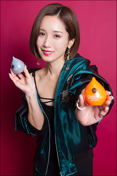 「不倫するくらいならコレ使え！」こじみな的オナホを小島みなみが谷間と共に爆アピール！　先端刺激型のポータブルオナホの画像14