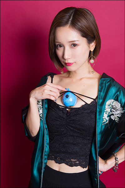 「不倫するくらいならコレ使え！」こじみな的オナホを小島みなみが谷間と共に爆アピール！　先端刺激型のポータブルオナホの画像13