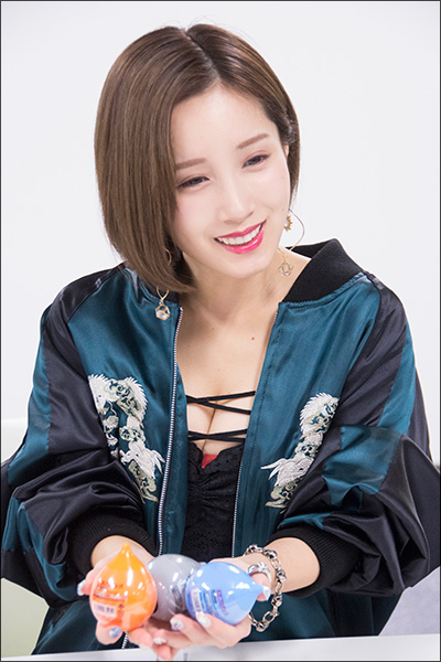 「不倫するくらいならコレ使え！」こじみな的オナホを小島みなみが谷間と共に爆アピール！　先端刺激型のポータブルオナホの画像4