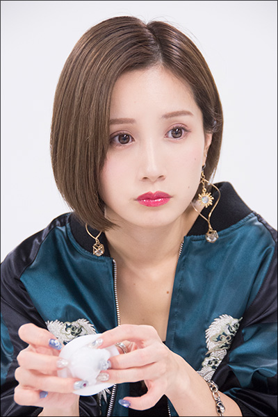 「不倫するくらいならコレ使え！」こじみな的オナホを小島みなみが谷間と共に爆アピール！　先端刺激型のポータブルオナホの画像6