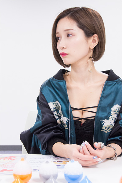 「不倫するくらいならコレ使え！」こじみな的オナホを小島みなみが谷間と共に爆アピール！　先端刺激型のポータブルオナホの画像5