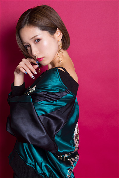 「不倫するくらいならコレ使え！」こじみな的オナホを小島みなみが谷間と共に爆アピール！　先端刺激型のポータブルオナホの画像11