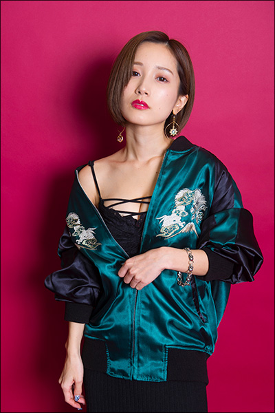 「不倫するくらいならコレ使え！」こじみな的オナホを小島みなみが谷間と共に爆アピール！　先端刺激型のポータブルオナホの画像10