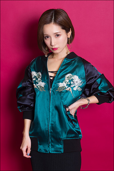 「不倫するくらいならコレ使え！」こじみな的オナホを小島みなみが谷間と共に爆アピール！　先端刺激型のポータブルオナホの画像9