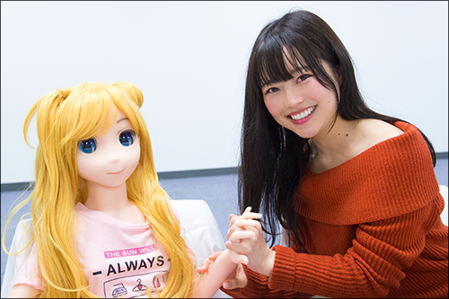 AVアイドル宮沢ちはる×オナホアイドルの異色共演！　ロリ系ラブドール二階堂りおのアソコをイジって大興奮の画像9