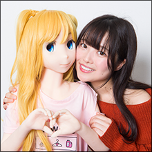 AVアイドル宮沢ちはる×オナホアイドルの異色共演! ロリ系ラブドール二階堂りおのアソコをイジって大興奮