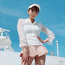 緒方咲、豪華客船で圧巻の美脚ショット&ポヨンポヨンの美巨乳動画!