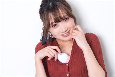 AV界期待の新人・加美杏奈、前代未聞の昇天インタビュー!? 最新グッズで耳をイジって思わず赤面