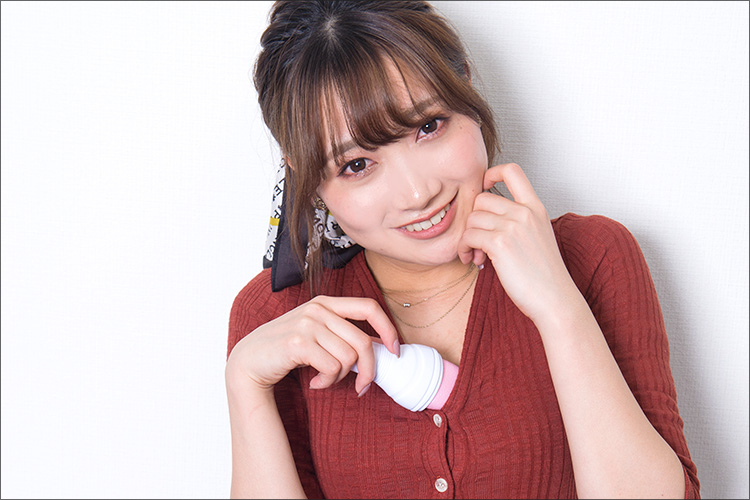 AV界期待の新人・加美杏奈、前代未聞の昇天インタビュー!?　最新グッズで耳をイジって思わず赤面