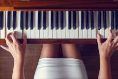 寝取られ夫婦の嫁は指先がエロいピアノの先生 〜ブッ飛び素人モデルFile〜