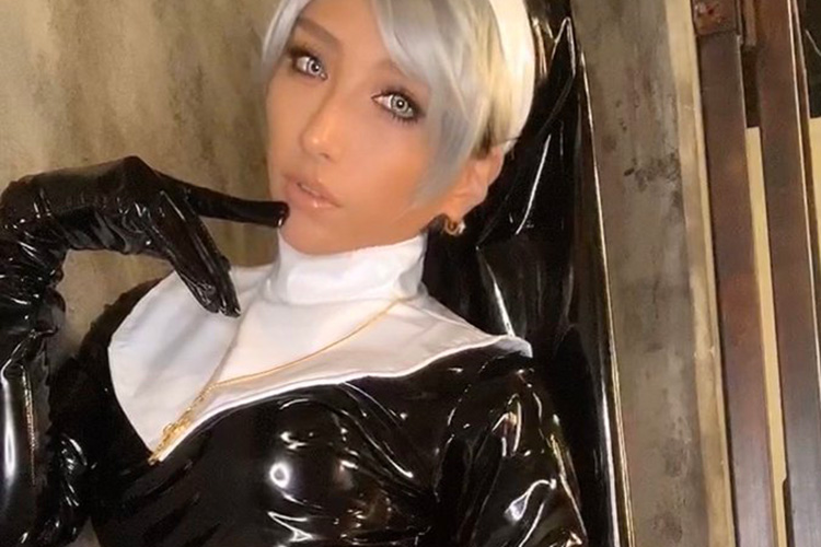 黒ギャルレイヤー・non、超ハイレグで褐色尻が丸見えに！