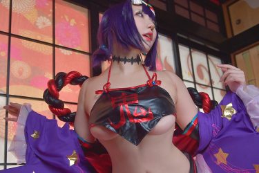 美爆乳コスプレイヤー・サク、下乳丸見えの過激コスプレ！