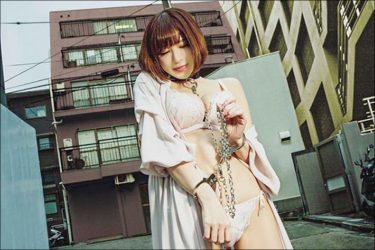 手島優、風俗嬢なりきりグラビアで野外拘束！　攻めまくったオフショットにマニアもアツい眼差し