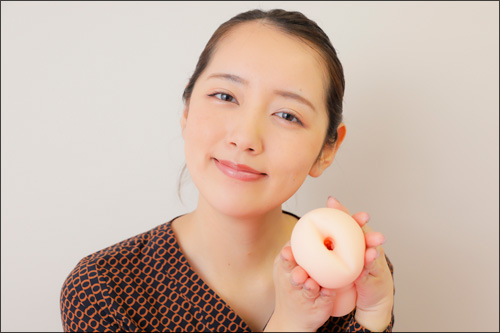 美咲かんな、オナホにしゃぶりつきたい! 男に生まれなかったことを後悔するほどのツンデレオナホにご執心の画像11