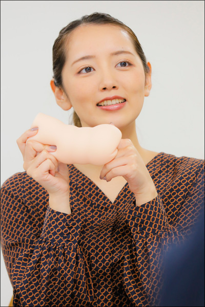 美咲かんな、オナホにしゃぶりつきたい! 男に生まれなかったことを後悔するほどのツンデレオナホにご執心の画像4