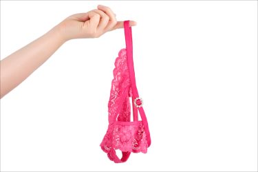 【エロ体験談】脱衣所に置かれた人妻の下着