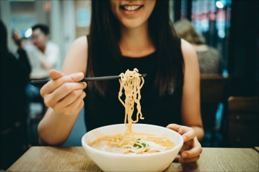 【エロ体験談・傑作選】行列のできるラーメン屋でナンパ成功！