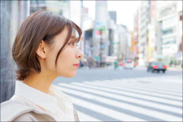 小日向結衣の4コマグラビア「スクランブル交差点の女」の画像1