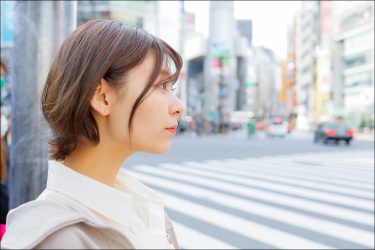 小日向結衣の4コマグラビア「スクランブル交差点の女」