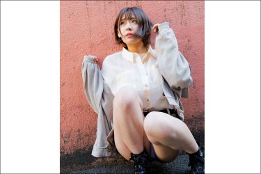 小日向結衣の4コマグラビア「逆に追い詰められる女」