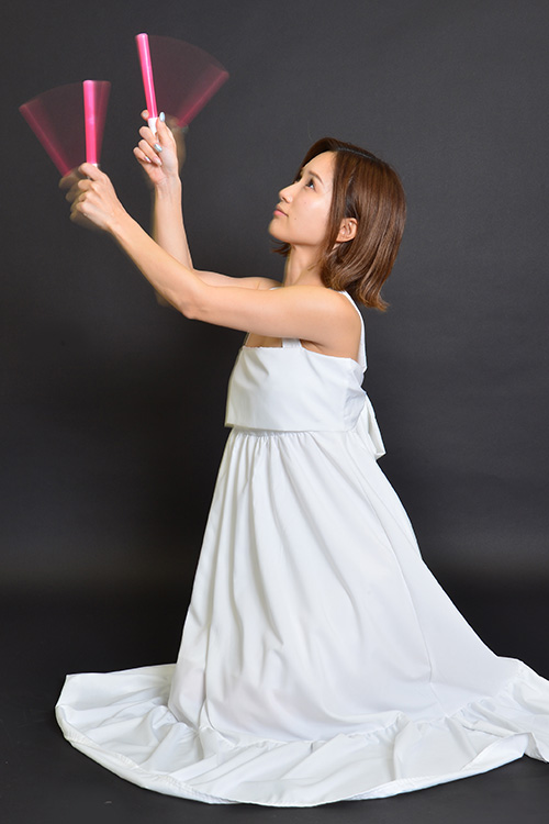 小島みなみ、18.5キロの特大オナホに感動! マジ肌仕様のボディオナホを何度も抱擁の画像14