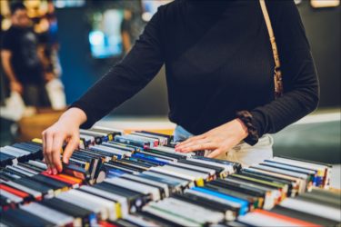 【エロ体験談・傑作選】ビデオ屋のAVコーナで遭遇した美女の正体は…