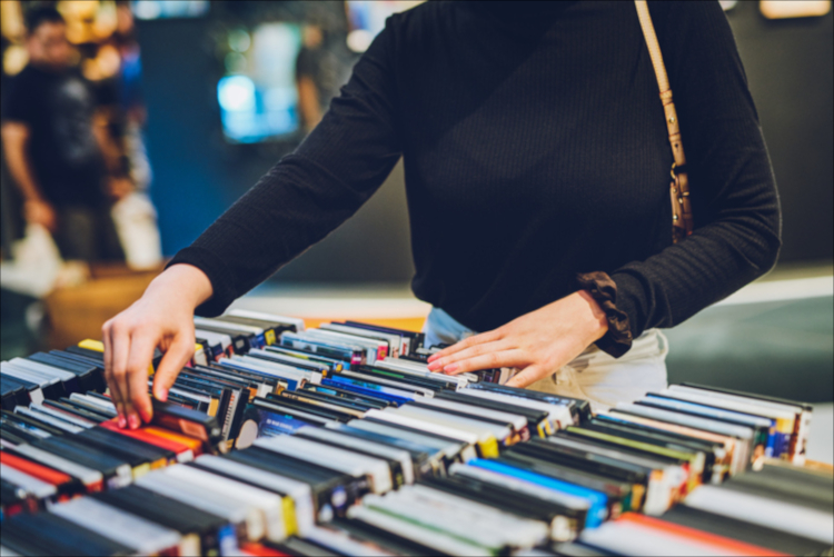 【エロ体験談・傑作選】ビデオ屋のAVコーナで遭遇した美女の正体は…