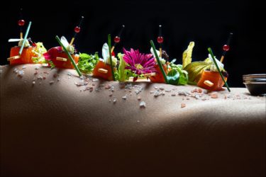 【エロ体験談】研修旅行の宴会で女体盛り初体験