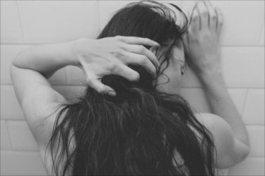 【エロ体験談】ボロアパートのユニットバスで…