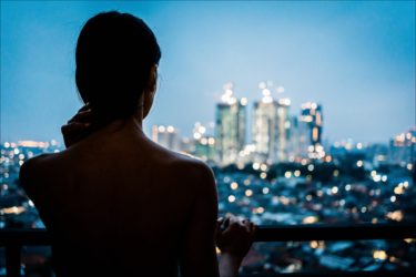 【エロ体験談・傑作選】超エロい人妻とハプバーへ！　夜空の下で立ちバック＆アナルバイブで絶頂!!