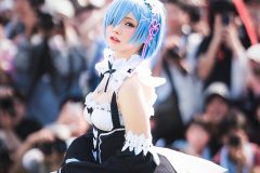 えなこ、天使すぎる「♯エアコミケ」ショット! 巨大囲み×『リゼロ』超美麗コスプレを披露