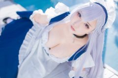 美爆乳レイヤー・サク、えちえちメイド服で「深すぎる谷間」大解放!