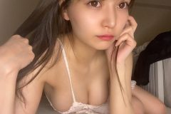 非公開: 似鳥沙也加、キャミソールからGカップがこぼれそう!? キュートでえちえちなゴロゴロショット