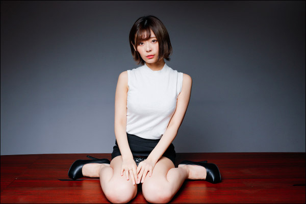 小日向結衣の4コマグラビア「面接SP＃3」の画像1