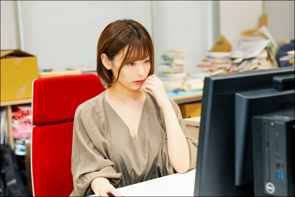 小日向結衣の4コマグラビア「前屈みの誘惑」の画像1