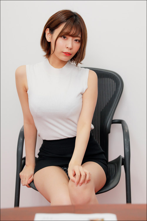 小日向結衣の4コマグラビア「面接」の画像2