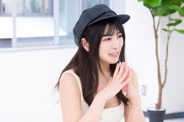 セルフ潮吹き練習中の倉木しおり、優しくも激しいフェザーマシンと出会う! 正統派美少女はエッチな欲しがり屋さん!?